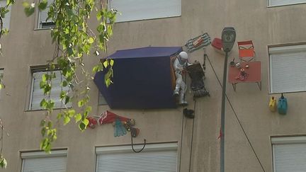 La tente de Monsieur Bourgogne planté sur la facade d'un immeuble du quartier Bellevue. (J. Kloeckner / France 3)