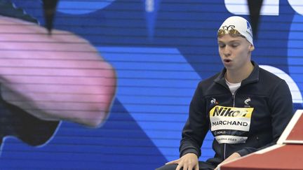 Léon Marchand, ici lors des Mondiaux de natation de Fukuoka, le 25 juillet 2023, fait partie de la longue liste d'absents pour les championnats du monde 2024 de Doha (KEMPINAIRE STEPHANE / AFP)