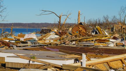 Des maisons détruites dans la ville de Gilbertsville, dans le Kentucky, samedi 11 décembre 2021.&nbsp; (JASON WHITMAN / NURPHOTO / AFP)