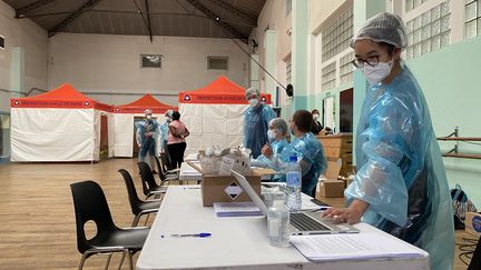 Un centre de dépistage gratuit a été mis en place à Saint-Ouen (Seine-Saint-Denis), pour tenter d'endiguer le foyer épidémique. (BORIS LOUMAGNE / RADIO FRANCE)