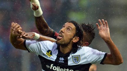 Des zombies ? Non, juste une bataille acharn&eacute;e pour avoir le ballon lors d'un match entre l'AC Milan et Parme (Italie), le 29 septembre 2012. (ALBERTO PIZZOLI / AFP)