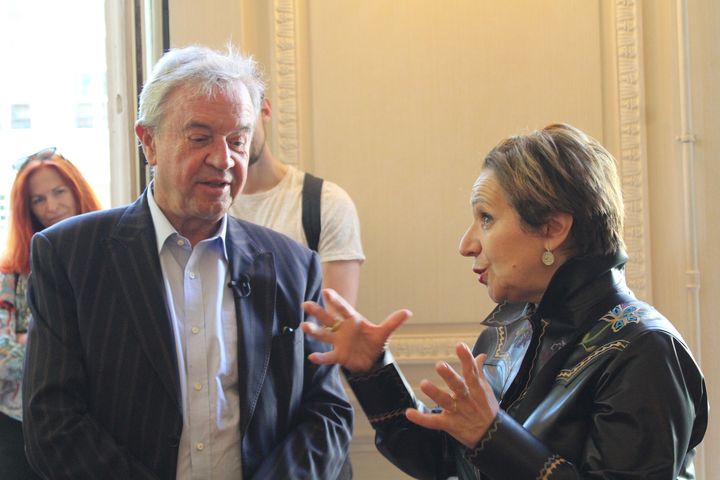 Antoine Gallimard, patron de la maison d'édition, et Marie-Rose Guarnieri, libraire à la librairie des Abbbesses.&nbsp; (Camille Bigot)