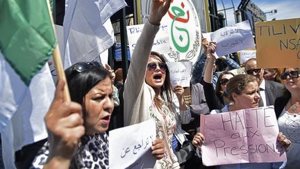 Des employés de la télévision d’Etat manifestent contre la censure&nbsp;à Alger, le 15 avril 2019. (RYAD KRAMDI / AFP)