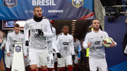 Karim Benzema et Mathieu Valbuena, le 26 mars 2015 au Stade de France, lors d'un match amical contre le Brésil. (VLAD MILIVOJEVIC / SIPA)