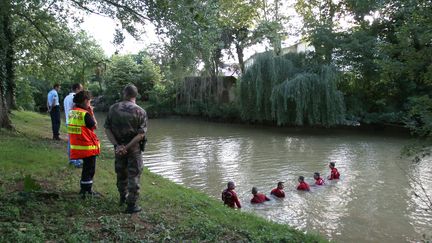 Les recherches menées par la gendarmerie dans une rivière la Baïse, le 24 juillet 2017. (MAXPPP)