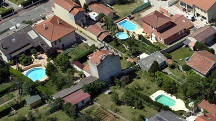 De plus en plus de piscines sont construites dans des jardins. Ici, un quartier de Lyon (Rhône). (MAXPPP)