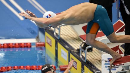 En position de dernier relayeur, Léon Marchand n'est pas parvenu à hisser la France sur le podium de la finale du relais 4x200 m nage libre aux championnats du monde de Fukuoka, le 28 juillet 2023. (FRANCOIS-XAVIER MARIT / AFP)