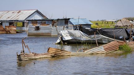 Une clinique détruite lors d'inondations à&nbsp;Wau Shilluk (Soudan du Sud), le 23 décembre 2021.&nbsp; (SAM MEDNICK / AP / SIPA)