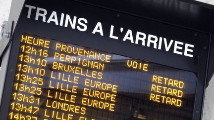 Un écran dans la gare de Marne-la-Vallée (Seine-et-Marne) annonce des trains en retard, le 16 décembre 2012. (CHRISTOPHE LEHENAFF / PHOTONONSTOP / AFP)