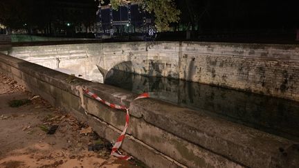 Le parapet du quai de la Fontaine à Nîmes après l'accident.&nbsp; (LEILA MECHAOURI/RADIOFRANCE)