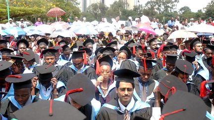 Quelques uns des 3 700 étudiants qui ont reçu leur diplôme à l'université de Nairobi, le 7 mai 2004. (Illustration) (RAMADHAN KHAMIS / MAXPPP)