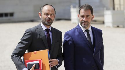 Le Premier ministre, Edouard Philippe, et Christophe Castaner, le porte-parole du gouvernement, quittent l'Elysée, le 22 juin 2017. (THOMAS SAMSON / AFP)