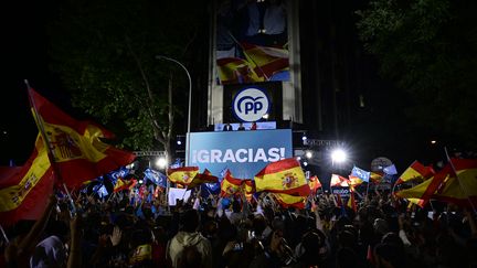 Les partisans du Parti populaire (PP) sont rassemblés pour célébrer le résultat du scrutin des élections locales et régionales, devant le siège du parti à Madrid, en Espagne, le 28 mai 2023. (JAVIER SORIANO / AFP)