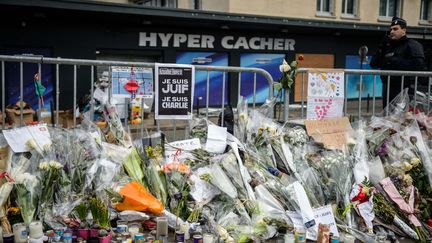 Des fleurs sont déposées le 20 janvier 2015 devant l'Hyper Cacher, à Paris, lieu de la prise d'otages perpétrée par Amedy Coulibaly. (MAXPPP)