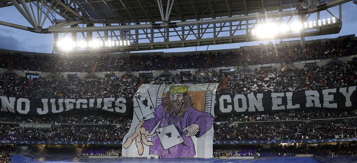 Le tifo des supporters madrilènes "No jueges con el Rey" ("Ne jouez pas avec le roi"), à l'entrée des joueurs lors du quart de finale retour de Ligue des champions entre le Real Madrid et Chelsea, le 12 avril 2022. (CHEMA MOYA / MAXPPP)