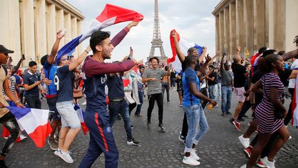 L'esplanade du Trocadéro est rapidement envahie de supporters dansants, dans l'ombre de la tour Eiffel. (JEAN-PAUL PELISSIER / REUTERS)