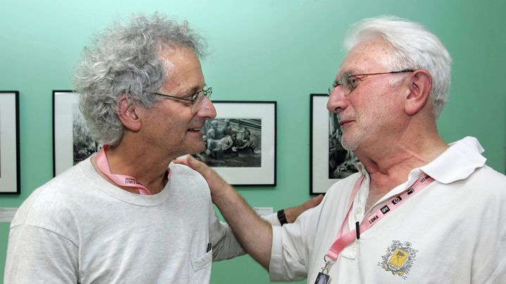 Le photographe américain David Burnett, à gauche, discute avec son confrère français et co-fondateur des Rencontres d'Arles, Lucien Clergue, le 3 juillet 2006.&nbsp; (DOMINIQUE FAGET / AFP)