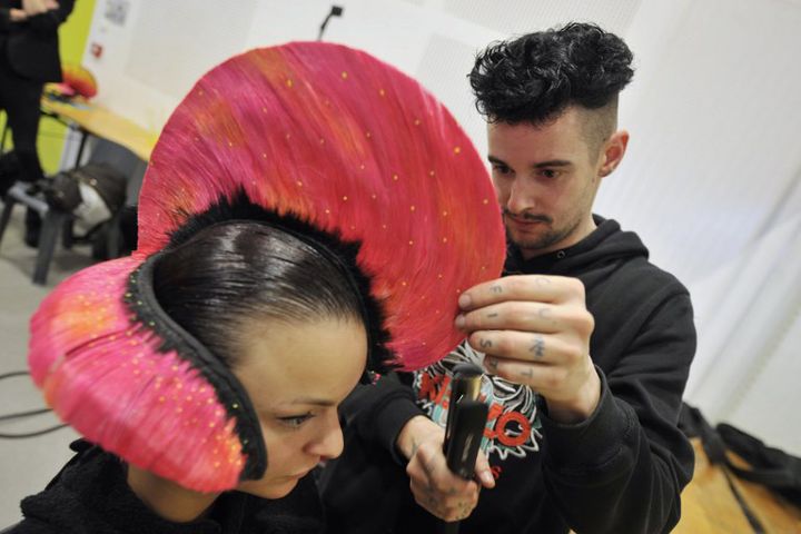 Le coiffeur-styliste Charlie Le Mindu à l'oeuvre pour le carnaval des Deux-Rives 2015 de Bordeaux
 (MEHDI FEDOUACH / AFP)