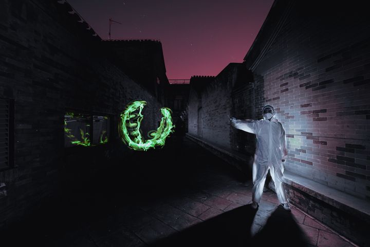 Le photographe chinois Roy Wang a réalisé cette image montrant un soignant en lutte contre le coronavirus le 17 février 2020, grâce à la technique de "peinture de lumière". (ROY WANG / COURTESY OF ROY WANG / AFP)