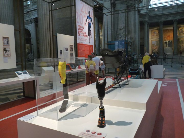 Prothèses présentées dans le cadre de l'exposition "Histoires paralympiques" au Panthéon, à Paris. (FG/FRANCEINFO)