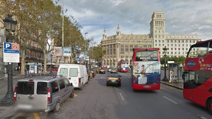 Une jeune touriste fran&ccedil;aise de 19 ans a &eacute;t&eacute; retrouv&eacute;e morte dans un h&ocirc;tel du centre de Barcelone (Espagne), place de la Catalogne, dimanche 16 novembre 2014. (GOOGLE STREET VIEW / FRANCETV INFO)