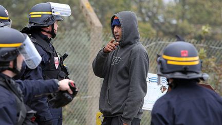 &nbsp; (Echange entre un migrant et les forces de l'ordre à Calais © Maxppp)