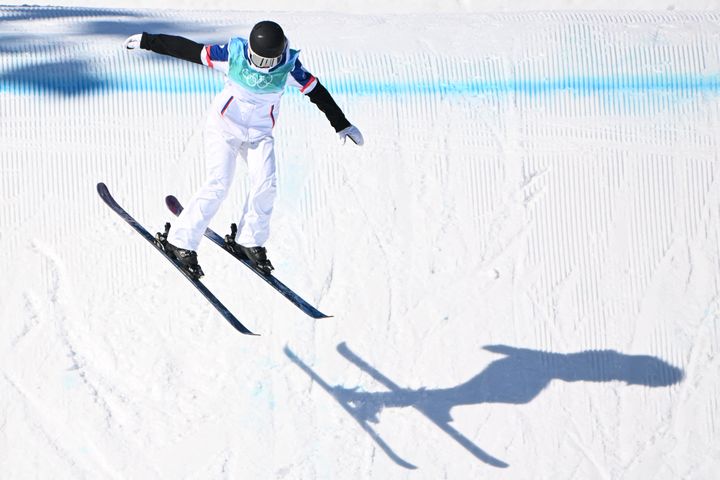 La Française Tess Ledeux dans l'épreuve du big air des Jeux olympiques d'hiver, mardi 8 février 2022. (MANAN VATSYAYANA / AFP)