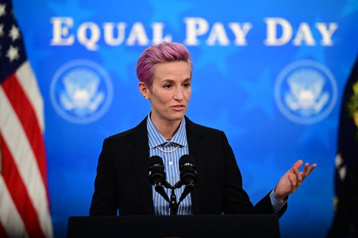 La footballeuse Megan Rapinoe à la Maison Blanche, à Washington (Etats-Unis), le 24 mars 2021. (JIM WATSON / AFP)