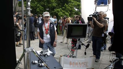 Dramaturge de formation, Vaclav Havel avait r&eacute;alis&eacute; son premier film en 2010. "Sur le d&eacute;part" &eacute;tait l'adaptation d'une pi&egrave;ce qu'il avait lui-m&ecirc;me &eacute;crite en 2008. On le voit ici sur le tournage du film, le 20 juillet 2010. (PETR DAVID JOSEK / AP / SIPA)