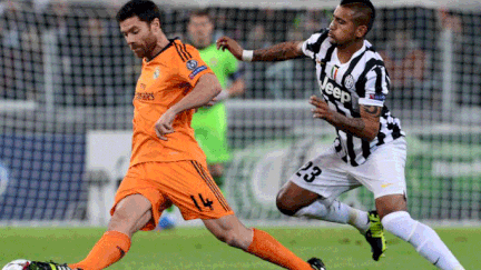 Xabi Alonso (Real Madrid) devance Arturo Vidal (Juventus Turin)