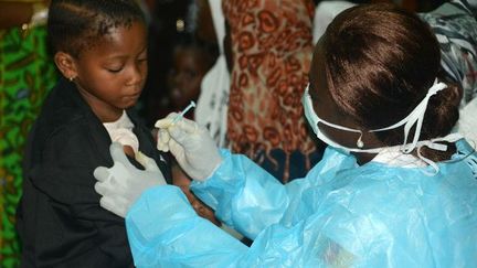 Des réfugiés camerounais de retour de Libye reçoivent des soins à leur arrivée. 