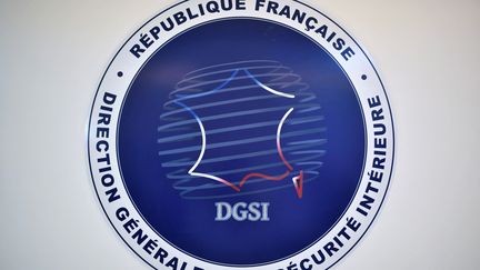 Le logo de la DGSI. Photo d'illustration. (STEPHANE DE SAKUTIN / AFP)