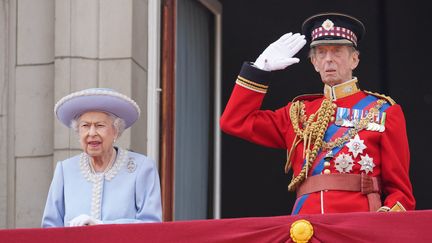 La reine Elizabeth II et son cousin germain Edward, le duc de Kent, à Londres, le 2 juin 2022. (JONATHAN BRADY / AFP)