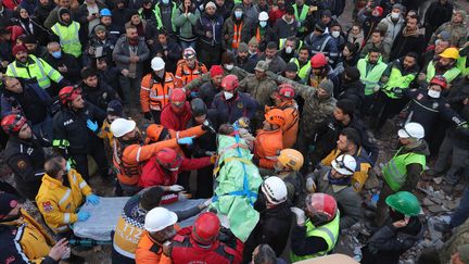 Un homme est extrait des décombres d'un immeuble effondré dans la ville de Kahramanmaras, dans le sud-est de la Turquie, le 10 février 2023. (ABIR SULTAN / EPA / MAXPPP)