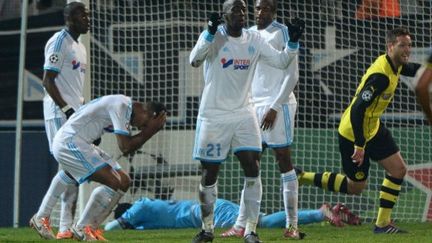 La d&eacute;tresse de la d&eacute;fense de l'OM apr&egrave;s le second but de Dortmund, sign&eacute; Kevin Grosskreutz, le 12 d&eacute;cembre 2013.&nbsp; (ANNE-CHRISTINE POUJOULAT / AFP)