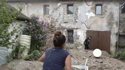 Des Pyrénées-Orientales aux Vosges, en passant par la Seine-et-Marne, de nombreuses communes françaises contemplent les dégâts, vendredi 2 août. Les intempéries ont provoqué d'importantes inondations. Habitants et commerçants travaillent déjà à nettoyer les rues et les intérieurs.