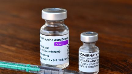 Doses de vaccins contre le Covid-19 : Comirnaty de BioNTech/Pfizer et le sérum produit par&nbsp;AstraZeneca.&nbsp; (FRANK HOERMANN/SVEN SIMON / SVEN SIMON)