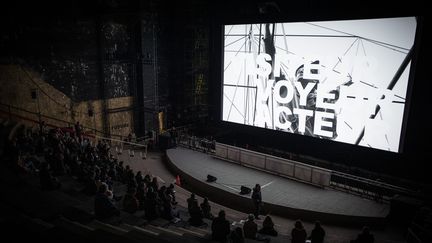 Projection d'un des films issus du projet DAU dans une des salles du Théâtre de la Ville à Paris le 23 janvier 2019. (PHILIPPE LOPEZ / AFP)