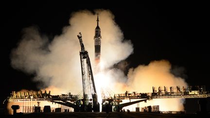 Une fus&eacute;e Soyouz d&eacute;colle de la base de Ba&iuml;konour (Kazakhstan), le 26 mars 2014. (VASILY MAXIMOV / AFP)