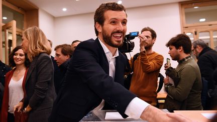 Le chef du Parti populaire espagnol Pablo Casado&nbsp;dans un bureau de vote à Madrid en Espagne, lors des élections législatives du 10 novembre 2019. (GABRIEL BOUYS / AFP)