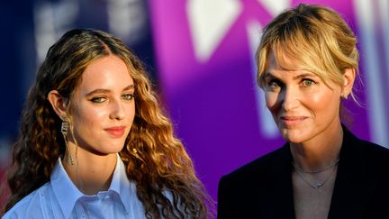 L'actrice Judith Godrèche (à droite) et sa fille, Tess Barthélemy, le 2 septembre 2023, au Festival du cinéma américain de Deauville (Calvados). (MARTIN ROCHE / OUEST-FRANCE / MAXPPP)