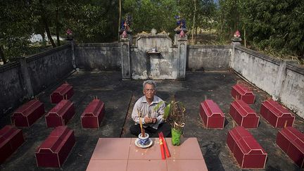 Do Duc Diu a aménagé à côté de sa maison un cimetière pour pouvoir se recueillir sur les tombes de ses enfants. Mais il aura attendu 1994 et la naissance de sa dernière fille, handicapée comme ses deux sœurs, pour qu’il connaisse ​les réels dangers de l'agent orange. Auparavant, sa femme et lui consultaient de nombreux chefs spirituels, car ils croyaient en une malédiction.  (REUTERS/Damir Sagolj )