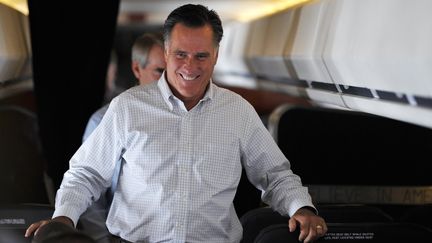 Mitt Romney, candidat r&eacute;publicain &agrave; la Maison Blanche, dans un avion en route pour Denver (Etats-Unis), le 23 septembre 2012. (MANDEL NGAN / AFP)