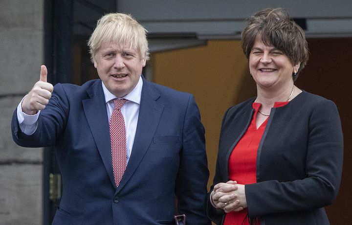 Le Premier ministre britannique Boris Johnson et son homologue nord-irlandaise, Arlene Foster, devant le palais de Stormont, siège du parlement nord-irlandais, à Belfast, le 13 janvier 2020.&nbsp; (PAUL FAITH / AFP)