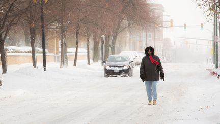 Une femme marche au milieu d'une rue couverte de neige Buffalo (Etat se New York, Etats-Unis), le&nbsp;19 Novembre 2014. (REUTERS)