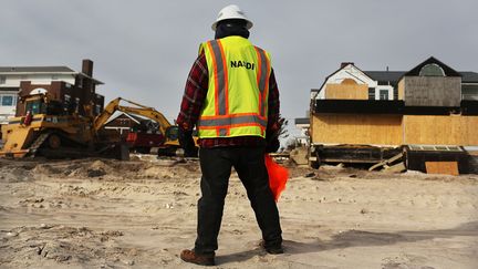 Des ouvriers construisent une digue le long de la plage de Belle Harbor, dans le Queens, &agrave; New York (Etats-Unis), le 2 janvier 2013. (SPENCER PLATT / GETTY IMAGES NORTH AMERICA / AFP)