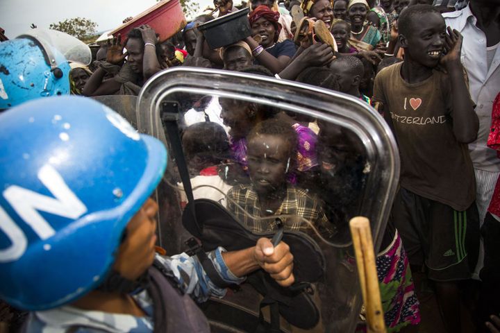 Manifestation de déplacés sud-soudanais lors de la visite de la diplomate américaine, Nikki Haley, au siège des Nations Unies pour la protection des civils, à Juba, le 25 octobre 2017. (Albert Gonzalez Farran/AFP )