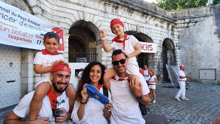 Chaque année, le concours de lancer d'espadrilles attire les foules lors des Fêtes de Bayonne. (FARIDA NOUAR / RADIO FRANCE)