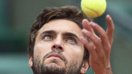 Gilles Simon, concentré sur son lancer de balle