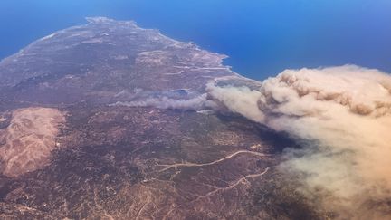 Une vue aérienne de l'île de Rhodes (Grèce), le 22 juillet 2023. (CHRISTOPHE GATEAU / MAXPPP)